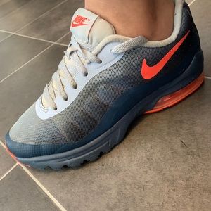 Used Women’s Nike Air Max Invigor print size 8.5